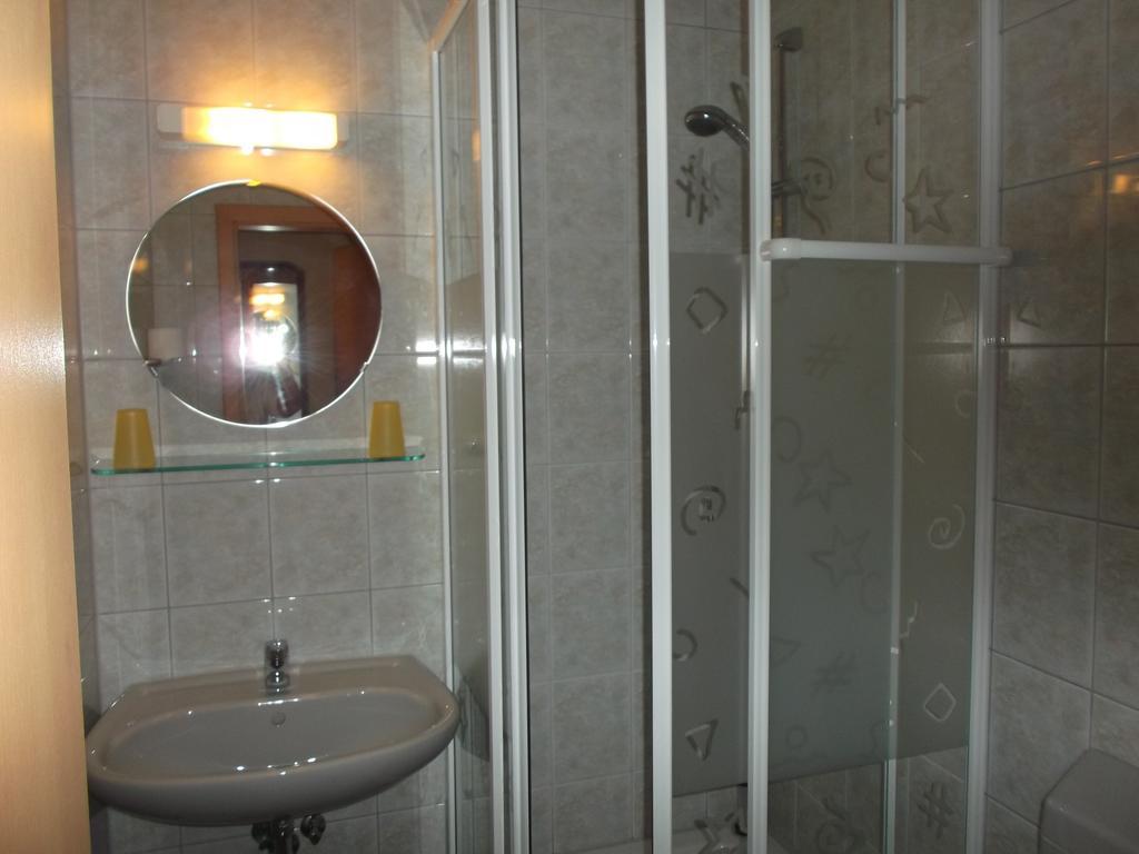 Gasthof Lindenkrug Broderstorf Esterno foto
